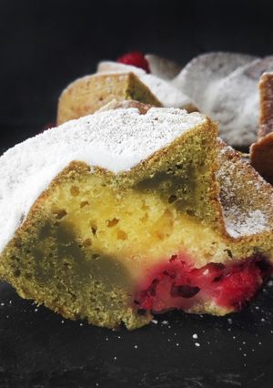 Foto de Bundt Mármore de Matcha e Framboesa
