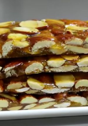 ડ્રાય ફ્રુટ ચીકી (Dry Fruit Chiki Recipe In Gujarati) રેસીપી મુખ્ય ફોટો