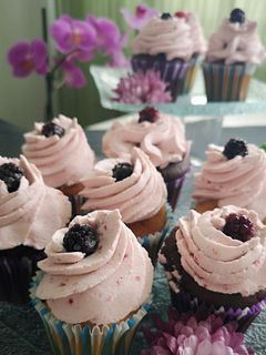 O poză a rețetei Cupcakes cu cremă din fructe de pădure.