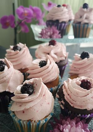 O poză a rețetei Cupcakes cu cremă din fructe de pădure.