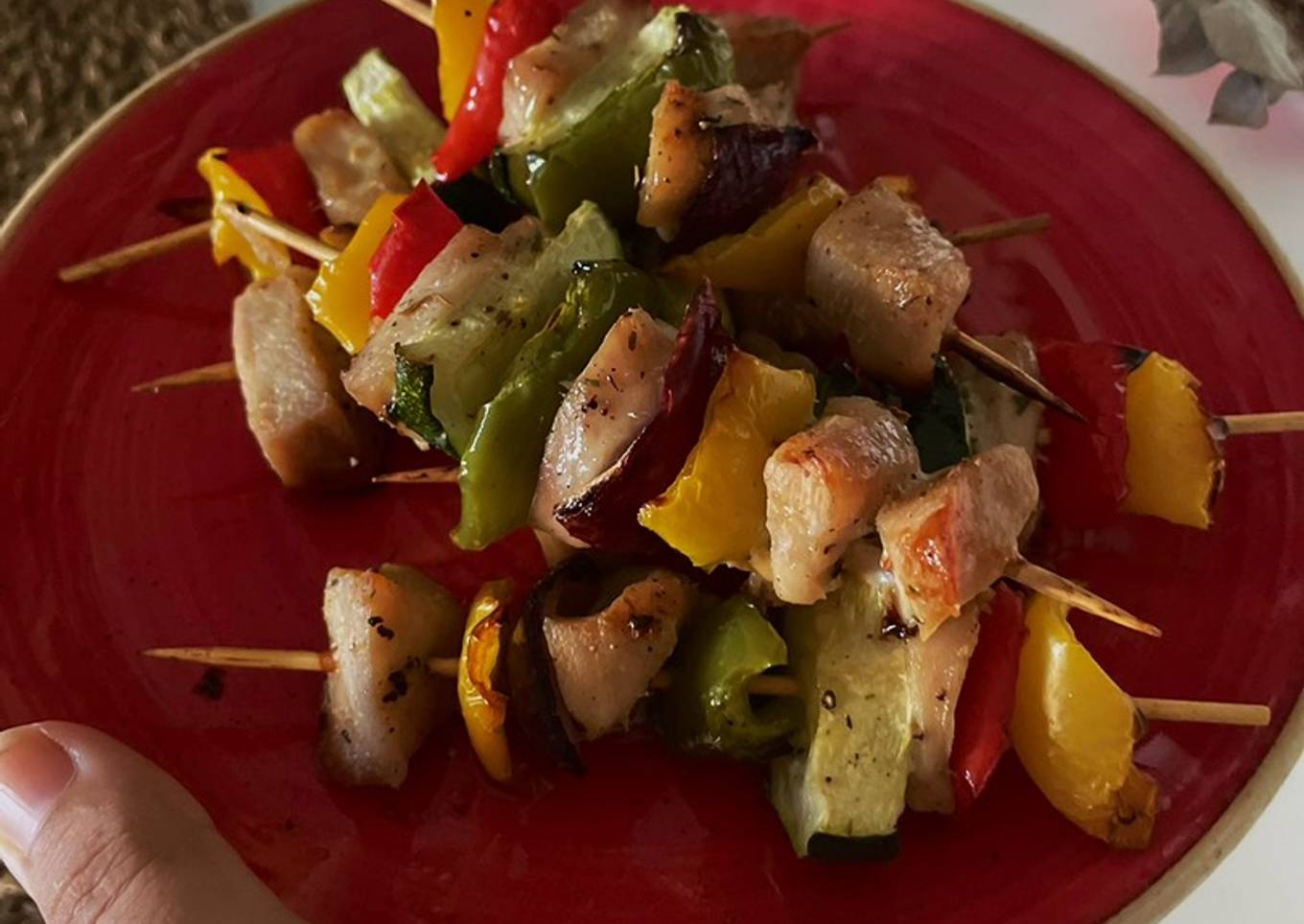 Brochetas de pollo y verduras al horno