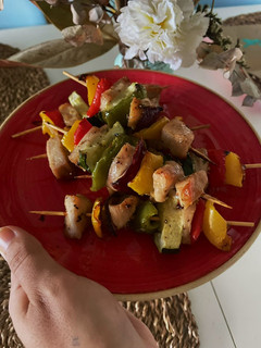 Una foto de Brochetas de pollo y verduras al horno