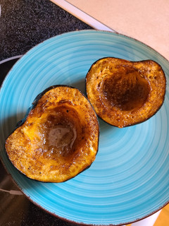 A picture of Baked acorn squash.