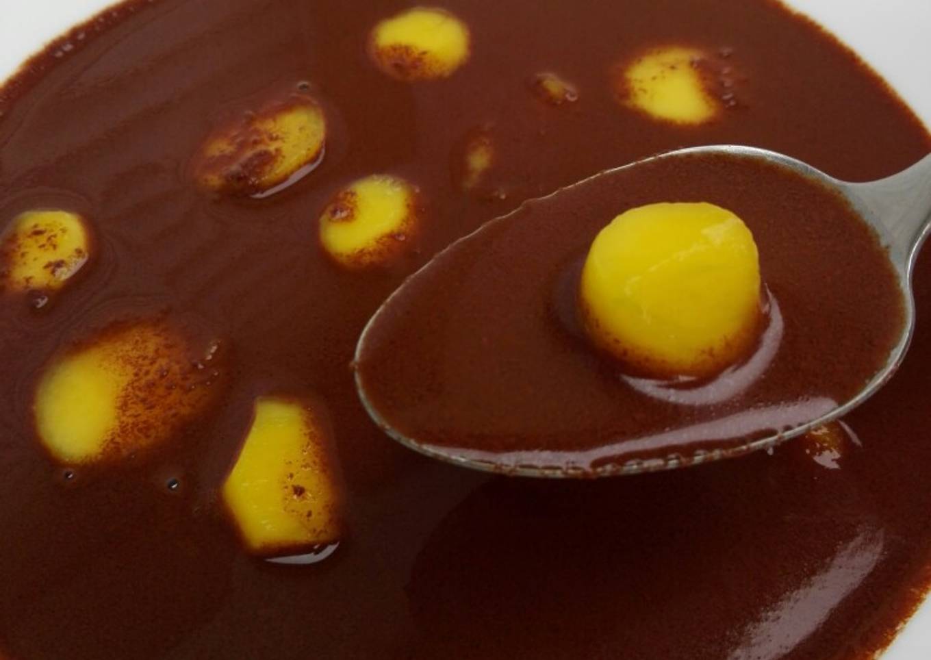 Sopa fría de chocolate con topping de mango