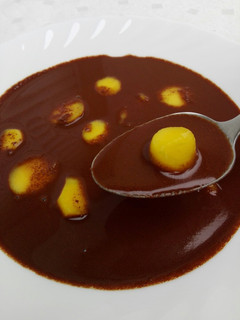 Una foto de Sopa fría de chocolate con topping de mango