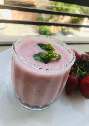 A picture of Strawberry Lassi.