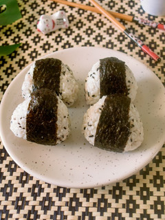 Una foto de Onigiris de salmón fáciles en microondas