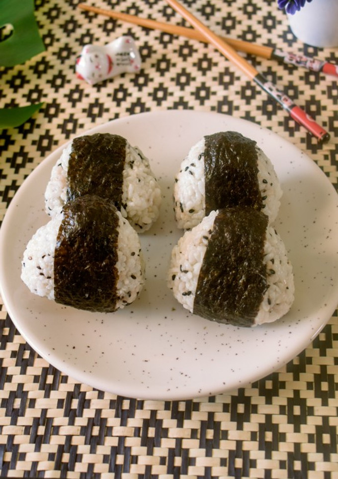 Una foto de Onigiris de salmón fáciles en microondas
