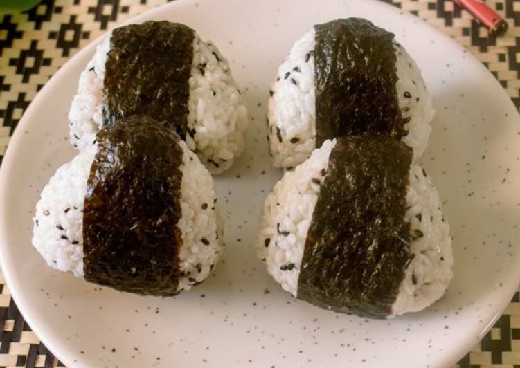 Onigiris de salmón fáciles en microondas