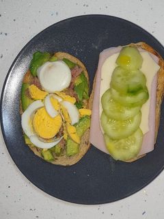 Una foto de Sándwiches con verduras y pavo