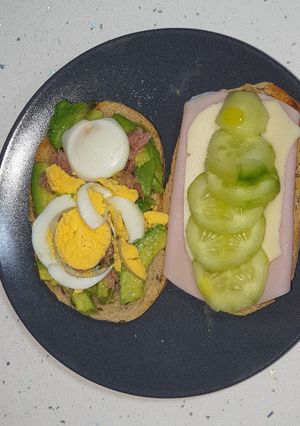 Una foto de Sándwiches con verduras y pavo