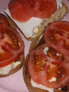 Una foto de Tostas con anchoas y queso fresco