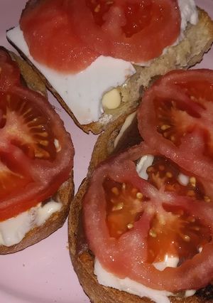 Foto principal de Tostas con anchoas y queso fresco