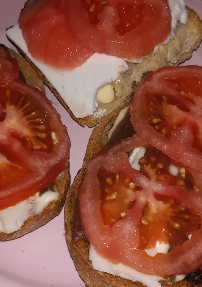Una foto de Tostas con anchoas y queso fresco