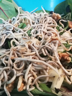 Una foto de Ensalada templada de gulas y nueces