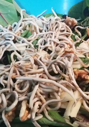 Foto principal de Ensalada templada de gulas y nueces