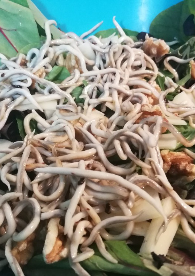Una foto de Ensalada templada de gulas y nueces