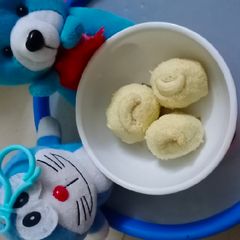A picture of Coconut rava ladoo.