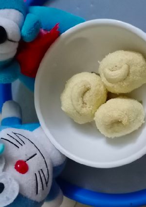 A picture of Coconut rava ladoo.