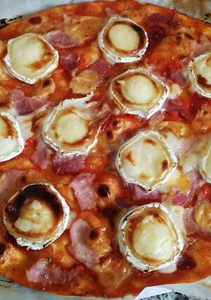 Une photo de Pizza chèvre, cheddar et jambon au miel