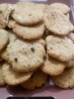 सूजी मठरी (suji mathri recipe in hindi) रेसिपी मुख्य फोटो