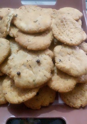 सूजी  मठरी (suji mathri recipe in hindi) रेसिपी मुख्य फोटो