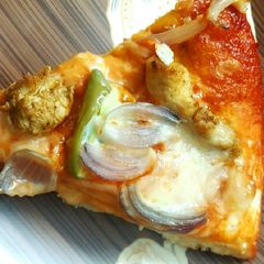 A picture of Peri Peri Chicken Pizza🍕.