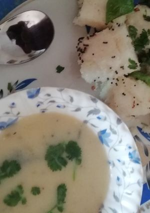 A picture of Gujarati kadhi and sooji dhokla.