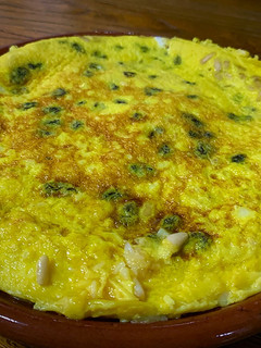 Una foto de Tortilla de bacalao, pasas y piñones