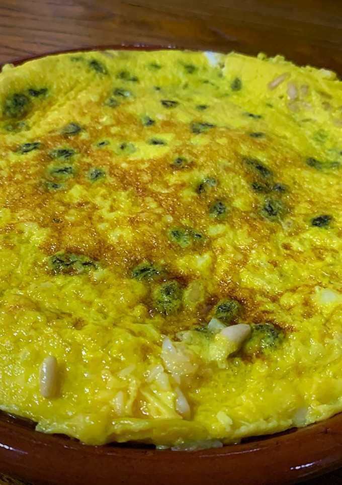 Una foto de Tortilla de bacalao, pasas y piñones