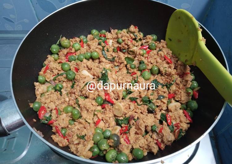 Bagaimana Menyajikan Ulukutek Oncom Leunca Kemangi Simple, Lezat Sekali