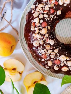عکسی از دستور کیک شکلاتی فندقی