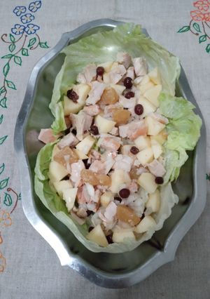 Una foto de Picada de pollo, manzana, cebolla y pickles de manzana con pasas