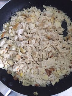 Una foto de Pollo cocido con limón y ajo