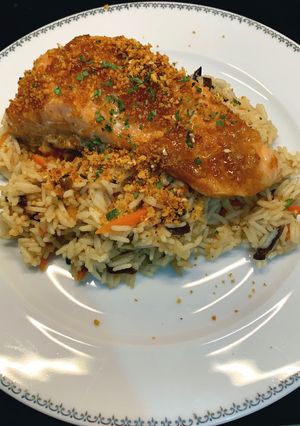 Une photo de Pavé de saumon laqué au four Riz et légumes façon wok