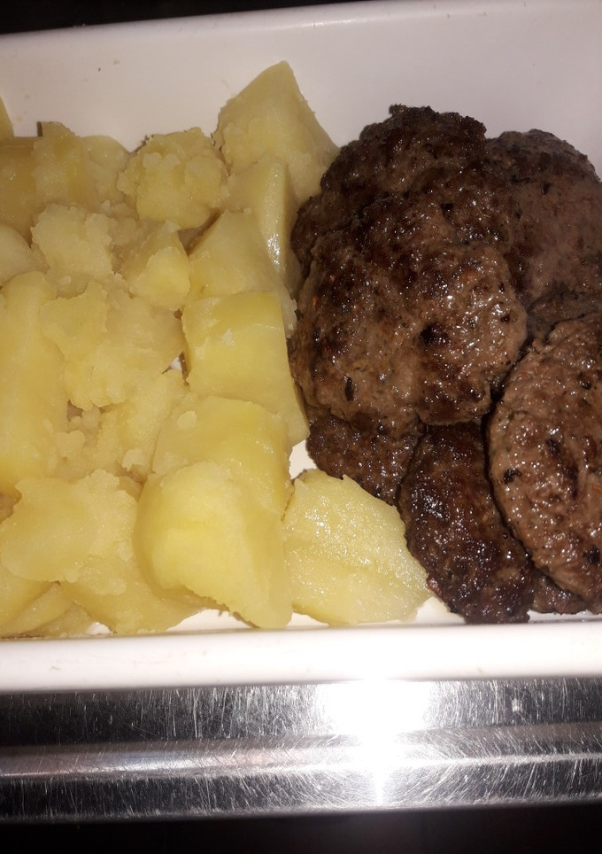 Una foto de Hamburguesas caseritas y papas Natural