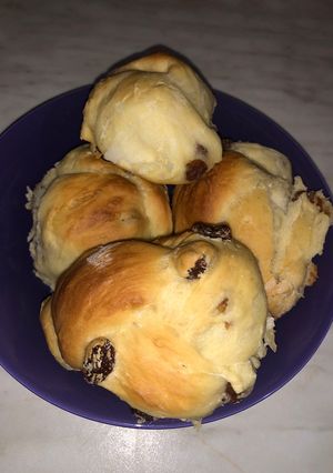 Фото Булочки с изюмом из дрожжевого теста.