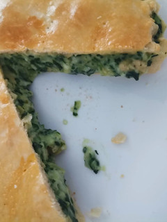 Una foto de Tarta de espinaca, pollo y salsa blanca