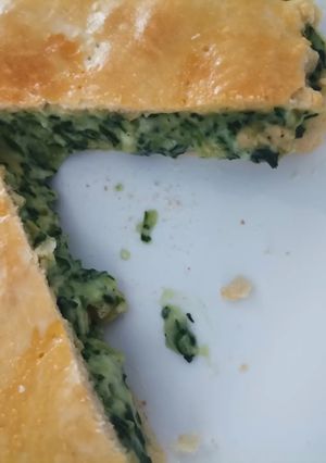 Una foto de Tarta de espinaca, pollo y salsa blanca