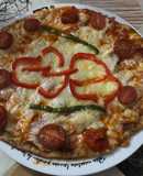 Pizza de jamón, lacón y queso havarti con pimientos y tomate cherry
