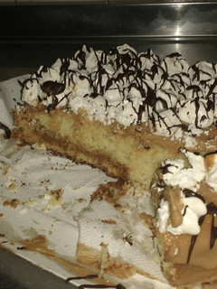 Una foto de Torta de naranja con dulce de leche y merenguitos