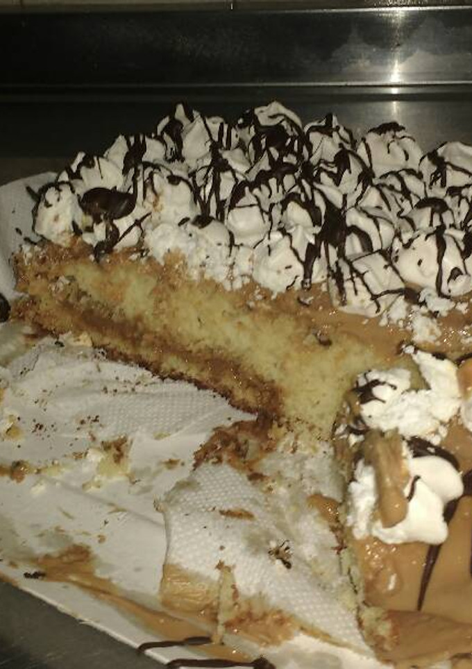 Una foto de Torta de naranja con dulce de leche y merenguitos