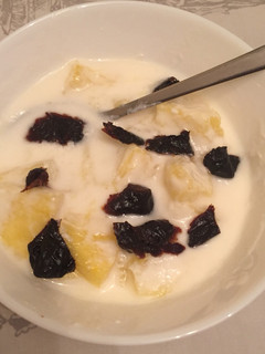 Una foto de Yogurt con piña y ciruelas