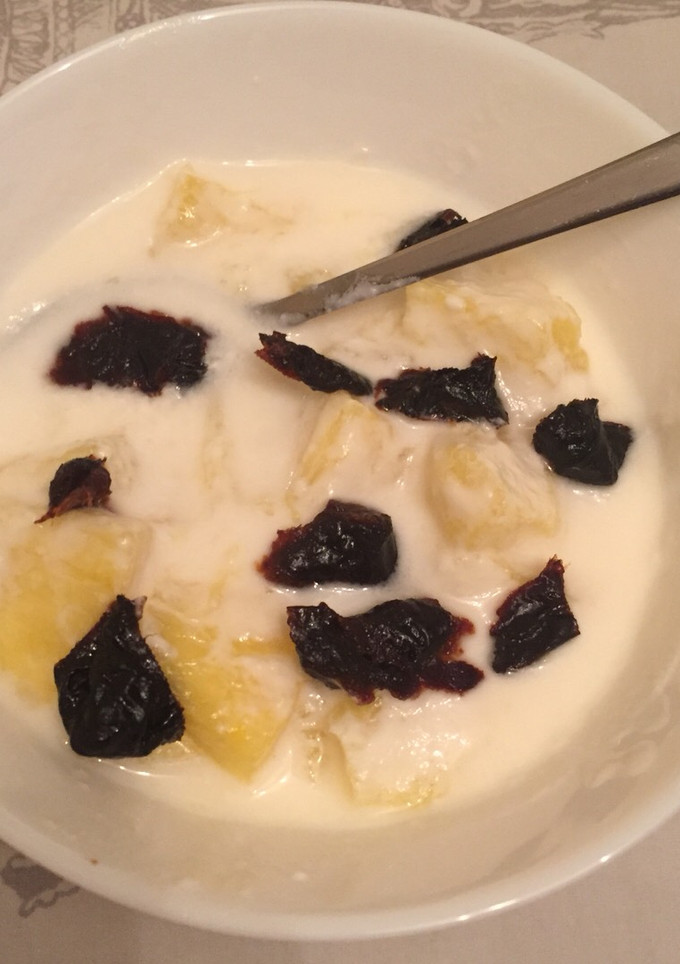 Una foto de Yogurt con piña y ciruelas