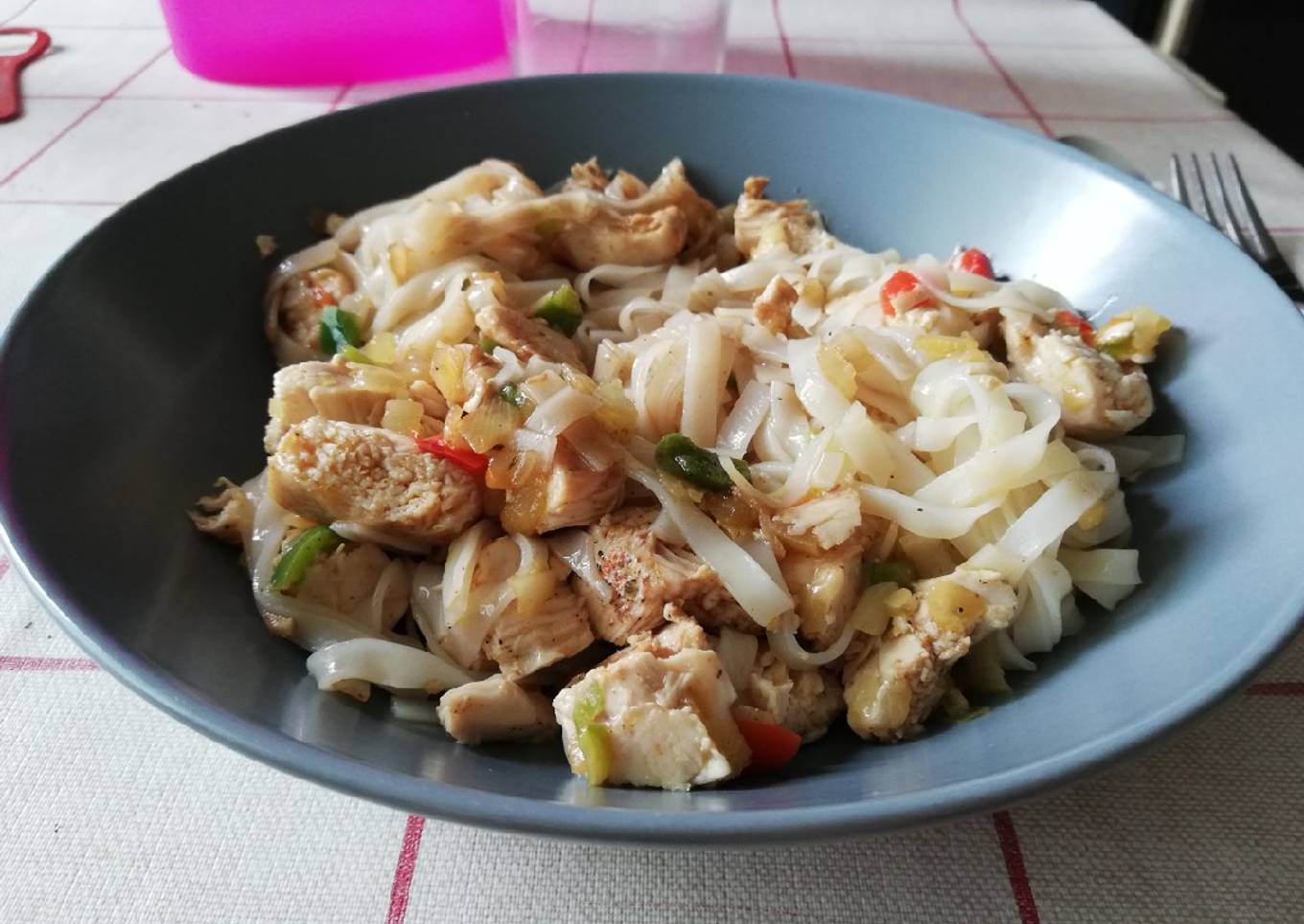 Noodles de arroz con pollo y verduras