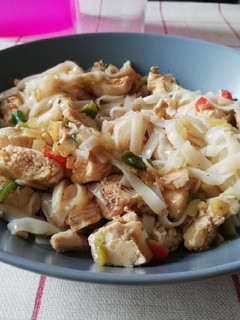 Una foto de Noodles de arroz con pollo y verduras