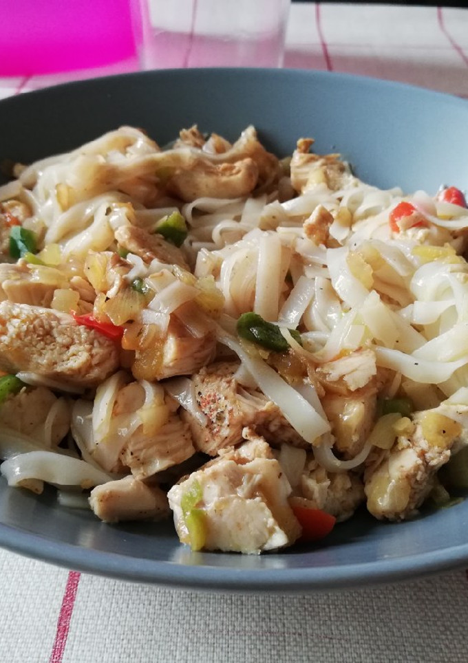 Una foto de Noodles de arroz con pollo y verduras
