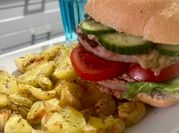 Una foto di insalata di cetrioli patate
