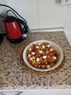 Una foto de Ensalada de garbanzos con tofu