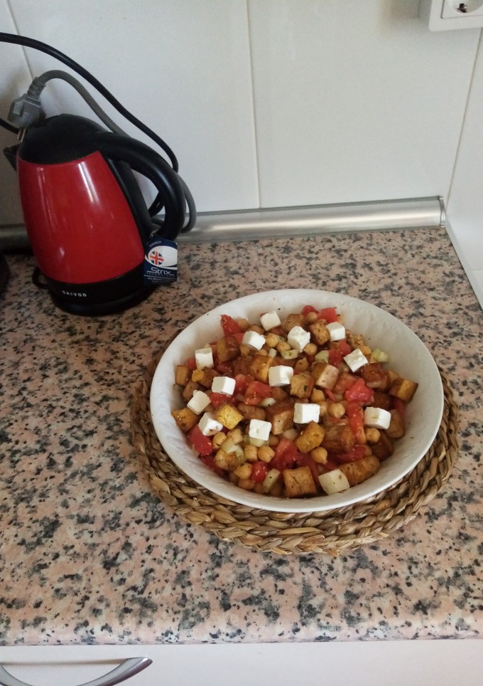 Una foto de Ensalada de garbanzos con tofu